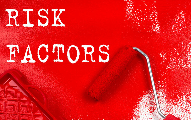 Szczotka rolkowa z czerwoną farbą z tekstem RISK FACTORS, biznes - Zdjęcie, obraz