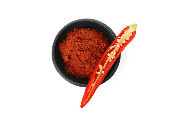 Rode hete chili peper poeder en half geïsoleerd op witte achtergrond - Foto, afbeelding