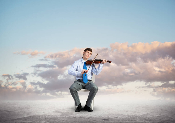 Young businessman playing violin - Foto, Bild