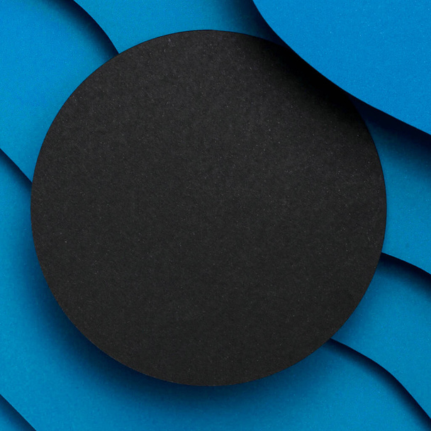 Черный пустой круг волнистый, голубой фон бумажный текстура - Фото, изображение
