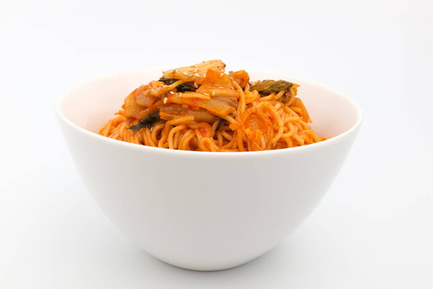 Корейская еда с пастой из красного перца. Пряная лапша. Кулинария с кимчи - Фото, изображение