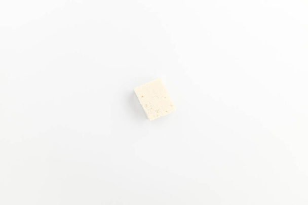 Еда из бобов. Ингредиенты часто употребляются в Азии. Тофу в квадратной форме - Фото, изображение