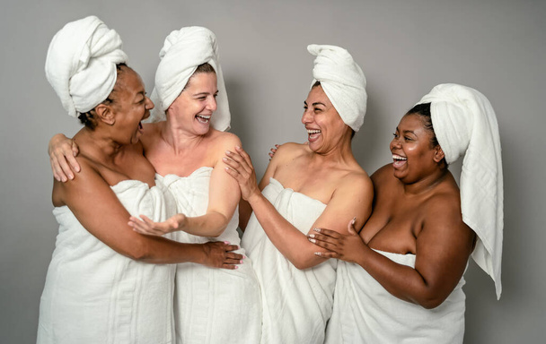 Farklı vücut ölçülerine sahip mutlu çok ırklı kadınlar cilt bakımı kaplıcalarına gidiyorlar. - Fotoğraf, Görsel