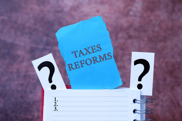 Vergi Reformlarını sunan metin başlığı. Daha verimli bir süreçte vergi toplayan işletme konsepti, Çözümler ve Cevaplar İçin Yeni Fikirler Daha Fazla İpucu Arıyor 'un Beyin Fırtınası - Fotoğraf, Görsel