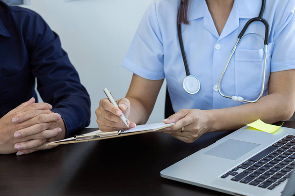 paciente consultar um médico feminino em uma mesa de conceitos médicos - Foto, Imagem