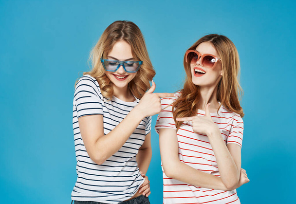 Çizgili tişörtlü komik kız arkadaşlar siyah gözlükler duygusal mesajlar - Fotoğraf, Görsel