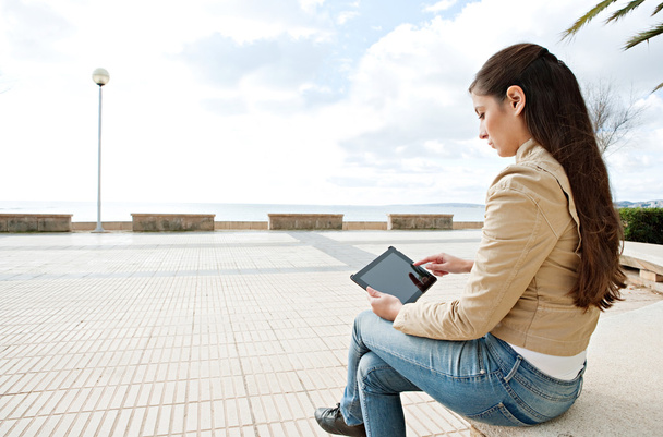 taş bir bankta oturan kadın - Fotoğraf, Görsel