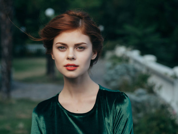 緑のドレスを着たきれいな赤髪の女性自然公園夏の贅沢 - 写真・画像