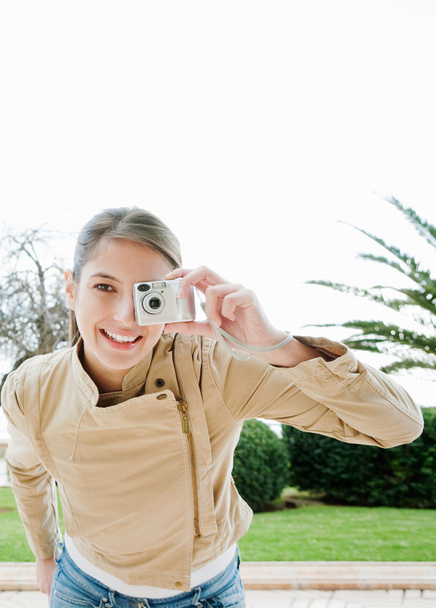 femme utilisant un appareil photo numérique
 - Photo, image