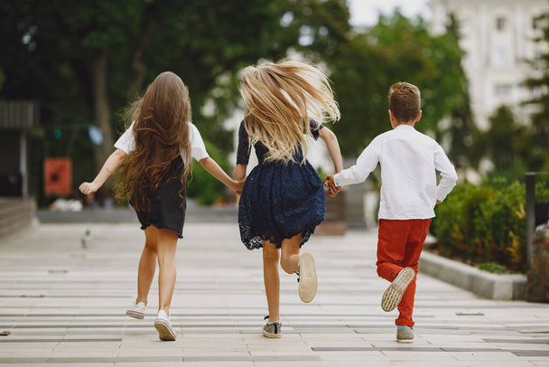 Happy children spend time together in a summer city - Foto, Imagen