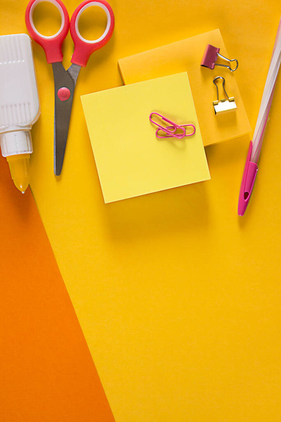 Школьный офис на оранжевом желтом фоне. Ручки, карандаши. копировальное пространство - Фото, изображение