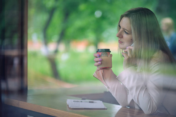 Cafe City lifestyle nainen puhelimessa kahvin juominen puhuu älypuhelin app istuu sisätiloissa trendikäs kaupunkien kahvila. vintage väri sävy - Valokuva, kuva