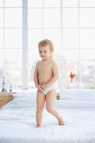 Cupidon runnig sautant par-dessus la chambre douce pensée bébé - Photo, image