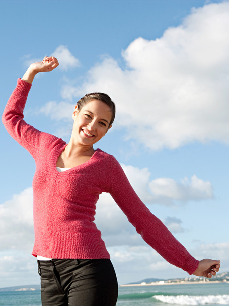 Женщина чувствует себя счастливой и поднимает руки
 - Фото, изображение