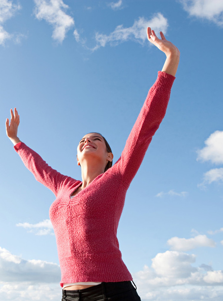 Mujer sintiéndose feliz y levantando los brazos
 - Foto, imagen