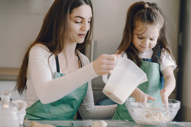 Family cook the dough for cookies - Foto, Bild