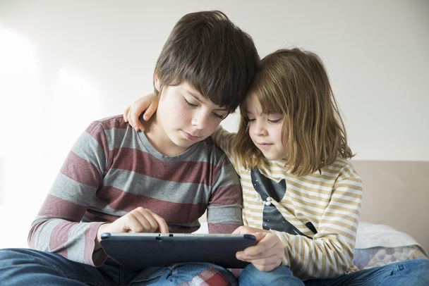 Crianças brincando com um tablet digital
 - Foto, Imagem