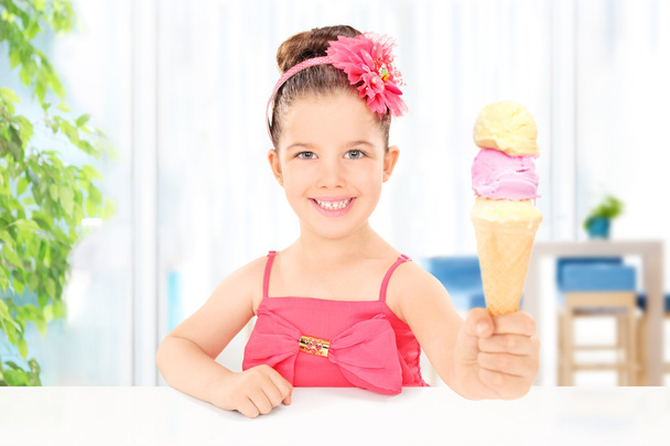 Girl holding ice cream - Фото, зображення