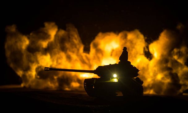Sota-ajatus. Sotilaallinen siluetit taistelevat kohtaus sodan sumu taivaalla tausta, maailmansodan sotilaat siluetti alla pilvinen Skyline yöllä. Tankkitaistelu. Valikoiva painopiste - Valokuva, kuva