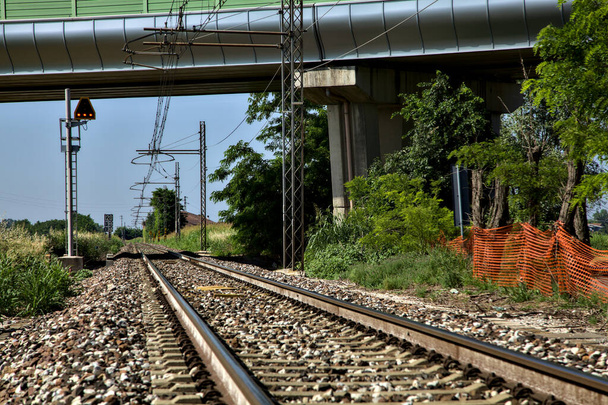 Tor kolejowy obok wiaduktu na włoskiej wsi w lecie - Zdjęcie, obraz
