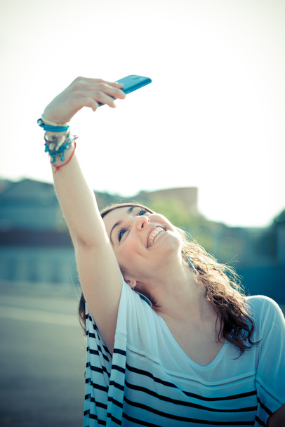 fiatal gyönyörű barna nő selfie a szúró telefon - Fotó, kép