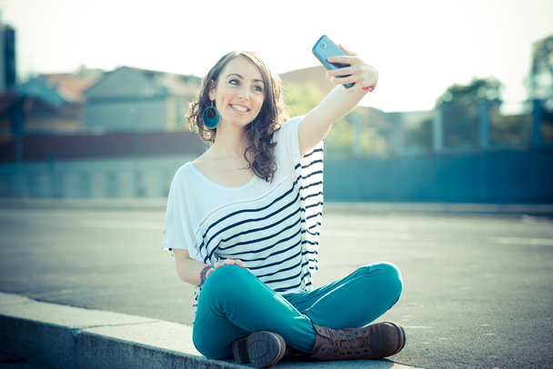 jovem bela morena selfie mulher com telefone inteligente
 - Foto, Imagem