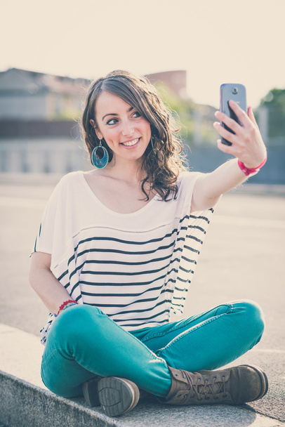 selfie młoda kobieta piękna brunetka z inteligentny telefon - Zdjęcie, obraz