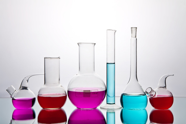 カラフルな化学物質と研究室のガラス - 写真・画像
