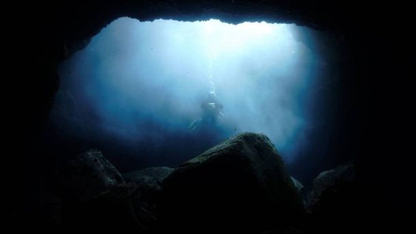 Photo sous-marine d'un plongeur dans une grotte. D'une plongée sous-marine aux îles Canaries dans l'océan Atlantique - Espagne. - Photo, image