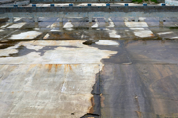 Verlassenes Betonschwimmbecken ohne Wasser - Foto, Bild