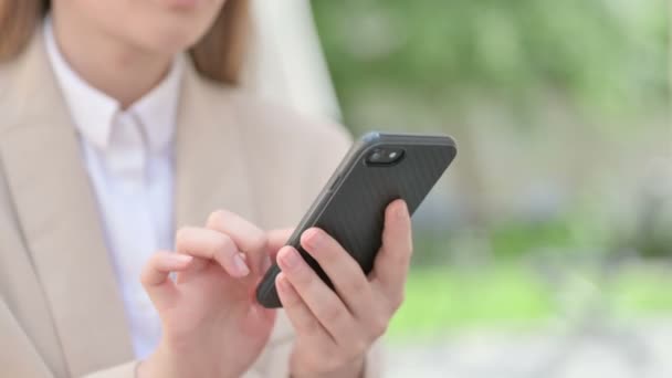 Close-up van handen van jonge zakenvrouw met behulp van Smartphone  - Video