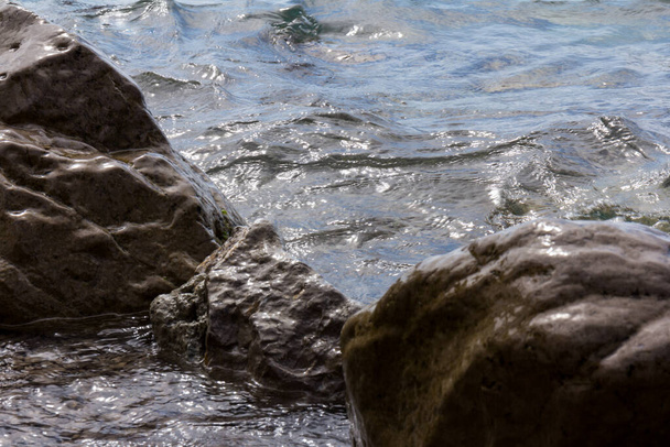 Grandes adoquines en la playa del mar. Piedras en el Banco - Foto, imagen
