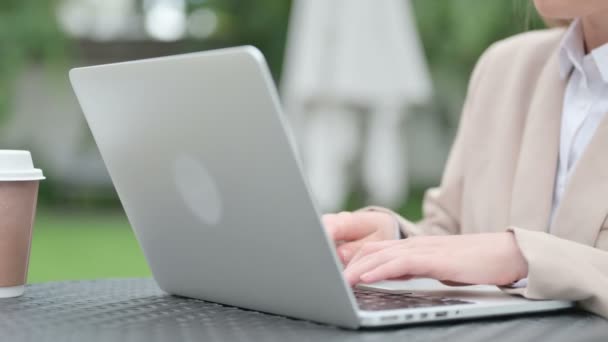 Close-up van handen van jonge zakenvrouw typen op laptop toetsenbord - Video