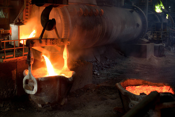 Verter cobre fundido en un fundidor de cobre en Chile - Foto, Imagen