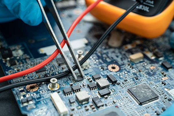 technicus repareren binnenkant van de harde schijf door ijzer te solderen. Geïntegreerd circuit. het concept van data, hardware, technicus en technologie. - Foto, afbeelding