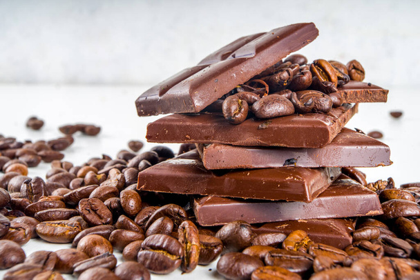 Un nouveau genre de café branché. Café dans des barres comme le chocolat, fabriqué à partir de grains de café, collation énergétique savoureuse et saine  - Photo, image