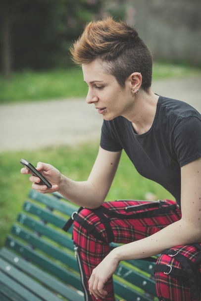 Mujer lesbiana usando teléfono inteligente
 - Foto, Imagen