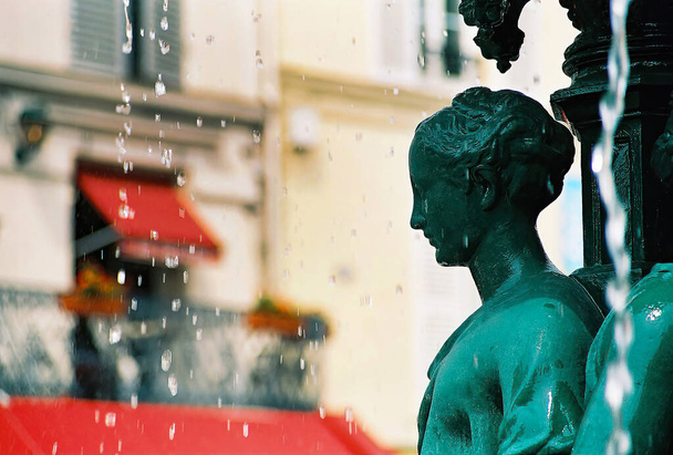 primer plano de fuentes de escultura de bronce verde en la ciudad de París Francia - Foto, imagen
