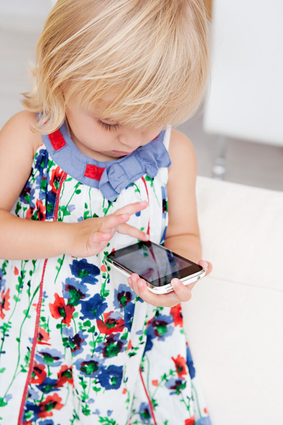 Enfant fille tenant un smartphone
 - Photo, image