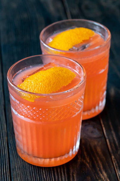 Два стакана коктейля "Апельсиновый цветок" - Фото, изображение