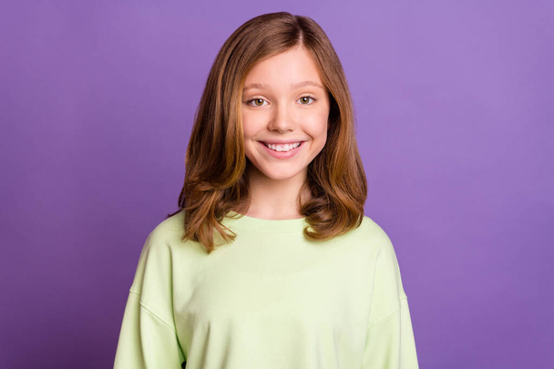 Foto de menina da escola alegre feliz sorriso positivo dente isolado sobre fundo de cor roxa - Foto, Imagem