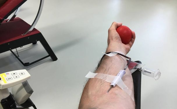 O procedimento de doação voluntária de sangue na fundação de doação de sangue SRK Ostschweiz (Freiwillige Blutspende) - St. Gallen, Suíça (Schweiz) - Foto, Imagem