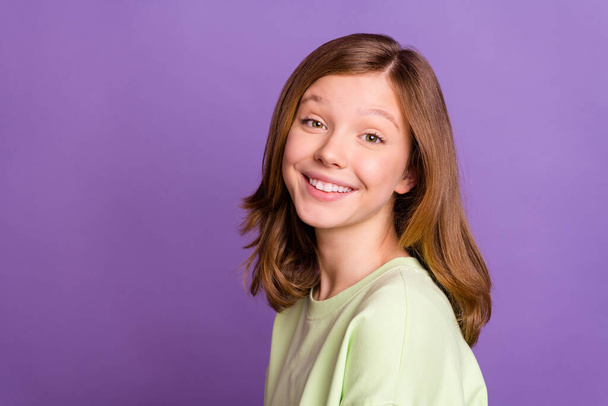Προφίλ πλευρά φωτογραφία του νεαρού χαρούμενο χαριτωμένο κορίτσι χαρούμενος θετικό χαμόγελο toothy απομονώνονται σε μωβ φόντο χρώμα - Φωτογραφία, εικόνα