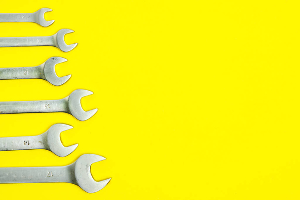Set of wrenches on a yellow background - Zdjęcie, obraz