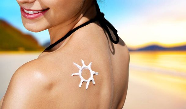 woman with sun cream on her head on the beach - Φωτογραφία, εικόνα