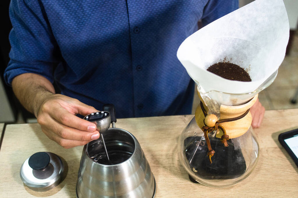 Preparazione del caffè con chemex di vetro nella caffetteria. La macchina da caffè Chemex è un dispositivo per preparare il caffè come bevanda calda di origine tedesca. - Foto, immagini