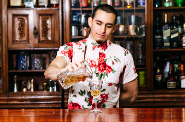 профессиональный бармен готовит коктейль и представляет концепцию вечеринок и ночных развлечений. - Фото, изображение