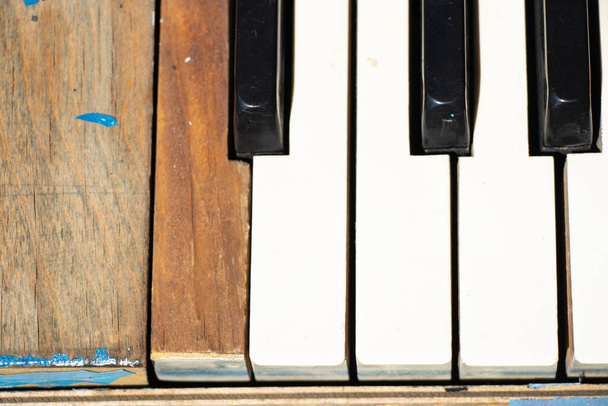 старое фортепиано с черно-белыми клавишами на улице в качестве фона, музыкальная концепция - Фото, изображение