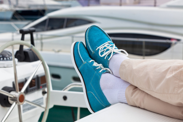 Gambe in pantaloni e topsiders blu brillante su yacht
 - Foto, immagini