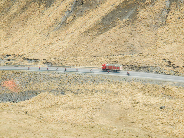 Hegyi kerékpárosok lovaglás a híres downhill nyomvonal Halál útja Bolíviában. - Fotó, kép